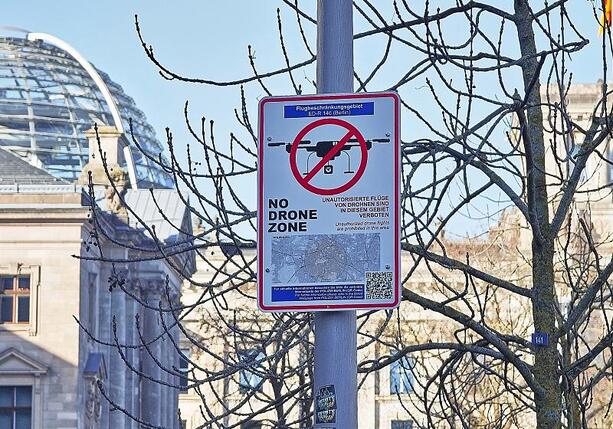 Bild vergr&ouml;&szlig;ern: Gefahr durch Drohnen - Klöckner in Sorge um die Reichstagskuppel