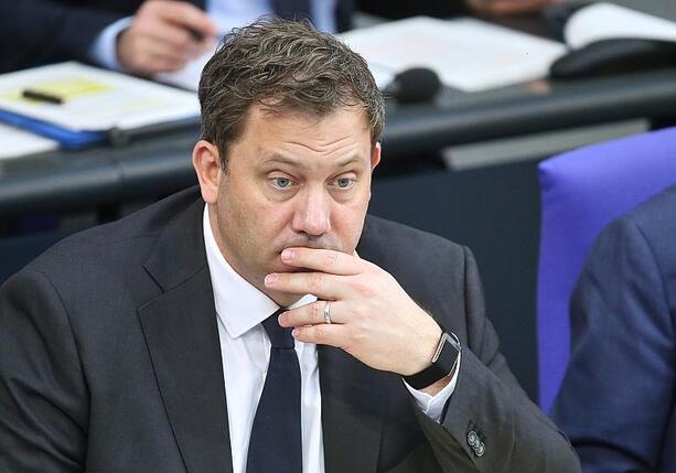 Bild vergr&ouml;&szlig;ern: Finanzminister Klingbeil lässt Erhöhung der Mehrwertsteuer offen