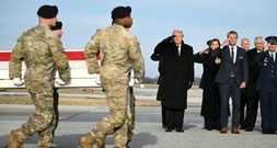 Trump bei Zeremonie für im Iran getötete US-Soldaten