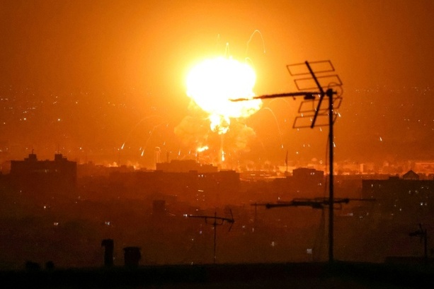 Bild vergr&ouml;&szlig;ern: Iran wählt neuen Anführer und betont Kampfbereitschaft - Israel setzt Angriffe fort