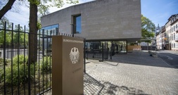 Klage gegen Astrazeneca zu Hörsturz nach Coronaimpfung muss neu verhandelt werden