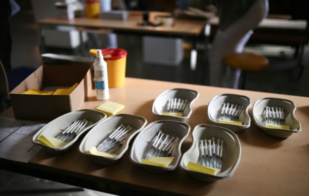 Bild vergr&ouml;&szlig;ern: Klage gegen Astrazeneca zu Hörsturz nach Coronaimpfung muss neu verhandelt werden