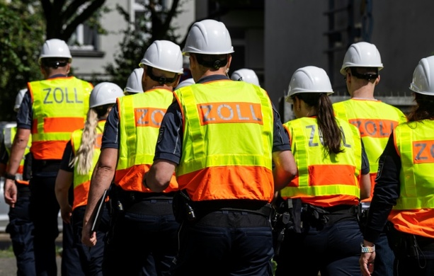 Bild vergr&ouml;&szlig;ern: Verdacht auf Schwarzarbeit: Razzia in Baugewerbe in mehreren Bundesländern