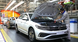 Volkswagen verzeichnet für 2025 Gewinneinbruch um fast die Hälfte