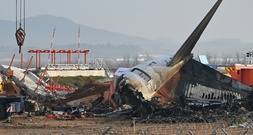 Schlimmstes Flugzeugunglück Südkoreas: Betonmauer aus Spargründen errichtet