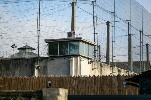 Bild vergr&ouml;&szlig;ern: Häftling von falschen Polizisten aus Gefängnis bei Paris befreit