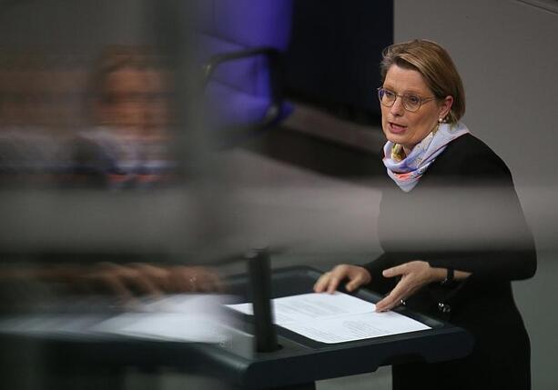 Bild vergr&ouml;&szlig;ern: Justizministerin verspricht Terroropfern Beistand