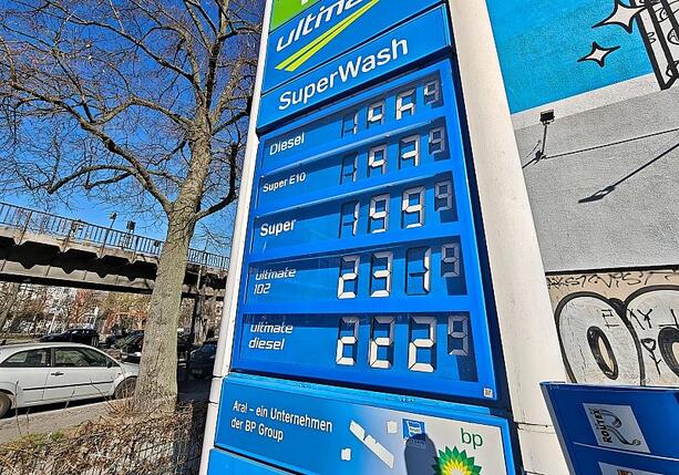 Bild vergr&ouml;&szlig;ern: Bundesregierung will Preiserhöhungen an Tankstellen limitieren