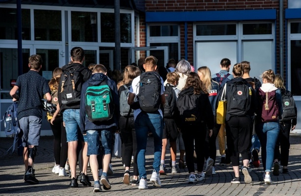 Bild vergr&ouml;&szlig;ern: Statistik: Jährliche Ausgaben pro Schülerin und Schüler um 700 Euro gestiegen