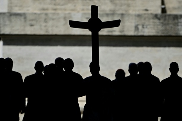 Bild vergr&ouml;&szlig;ern: Missbrauch in katholischer Kirche: Etwa 93 Millionen Euro an Betroffene gezahlt