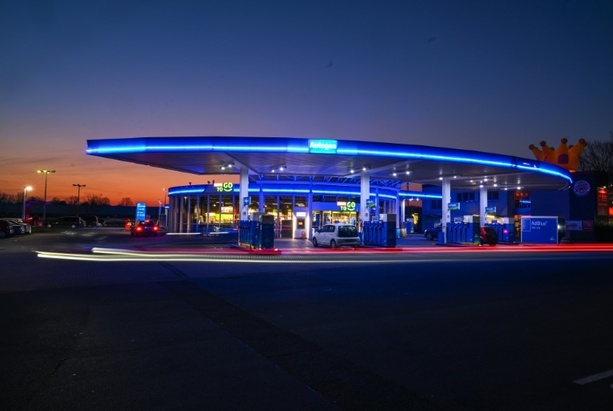 Bild vergr&ouml;&szlig;ern: Sprit auf hohem Niveau wieder leicht billiger - Preisdebatte schwelt aber weiter