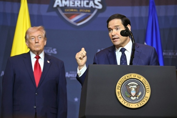 Bild vergr&ouml;&szlig;ern: Zu große Schuhe: Foto von US-Außenminister Rubio geht viral