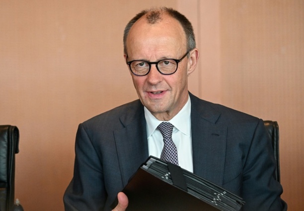 Bild vergr&ouml;&szlig;ern: Merz trifft norwegischen Regierungschef Störe und besucht Weltraumbahnhof