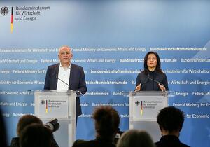 Reiche will mit Fünf-Punkte-Plan Industrie unter die Arme greifen