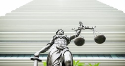 Lebenslange Haft im Prozess um Mord an behinderter Mieterin in Hessen