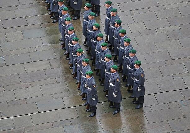 Bild vergr&ouml;&szlig;ern: Kiesewetter verlangt von Steinmeier Gespräche über Pflichtjahr