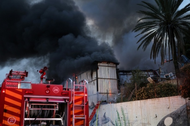 Bild vergr&ouml;&szlig;ern: AFP-Journalisten: Explosionen und Rauchwolken in Tel Aviv nach neuen iranischen Angriffen