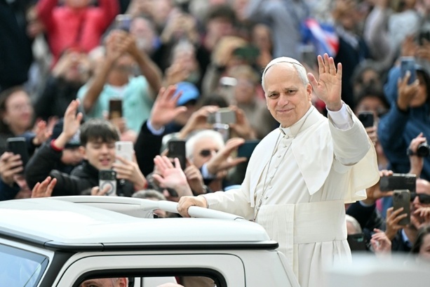 Bild vergr&ouml;&szlig;ern: Nach zehn Monaten im Amt: Leo XIV. bezieht Papst-Gemächer im Vatikan