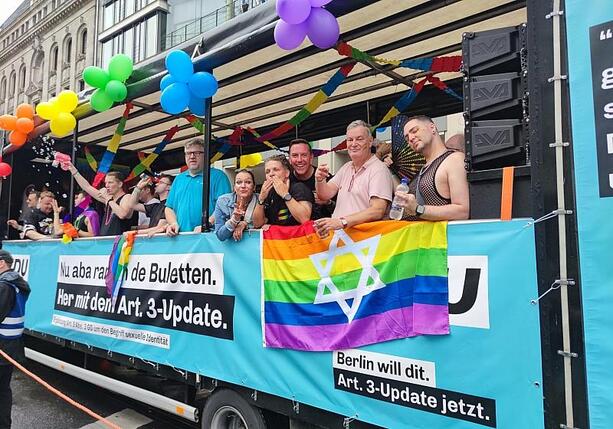 Bild vergr&ouml;&szlig;ern: Queerbeauftragte will Kanzler Merz auf CSD-Wagen einladen