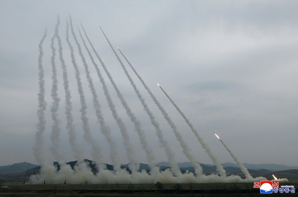 Bild vergr&ouml;&szlig;ern: Staatsmedien: Kim beaufsichtigt Test von hochmodernem Mehrfachraketenwerfer