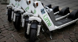 Sturz von E-Scooter neben Straßenbahn: Jugendlicher in Frankfurt tödlich verunglückt