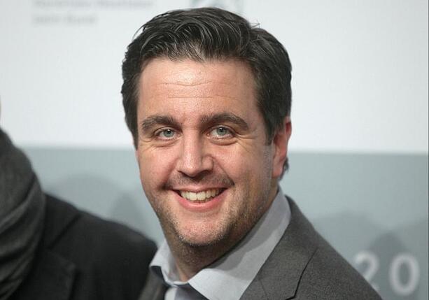 Bild vergr&ouml;&szlig;ern: Bastian Pastewka stolpert bei Krimi-Podcast über Rollenbilder