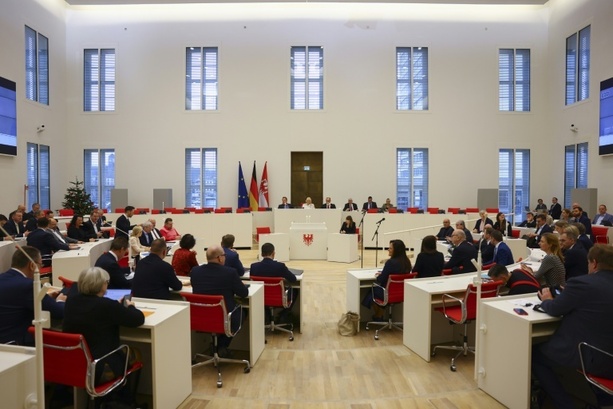 Bild vergr&ouml;&szlig;ern: SPD und CDU in Brandenburg unterzeichnen Koalitionsvertrag