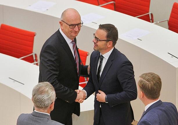 Bild vergr&ouml;&szlig;ern: SPD und CDU in Brandenburg unterschreiben Koalitionsvertrag
