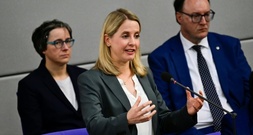 Bauministerin Hubertz fordert Mutterschutz für selbstständige Frauen