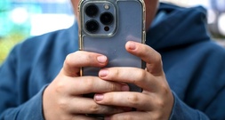 Umfrage: Jedes dritte Kind in Klassenchats sieht problematische Inhalte