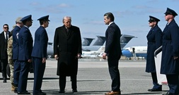 Trump nimmt Leichen von bei Absturz von Tankflugzeug im Irak getöteten Soldaten im Empfang