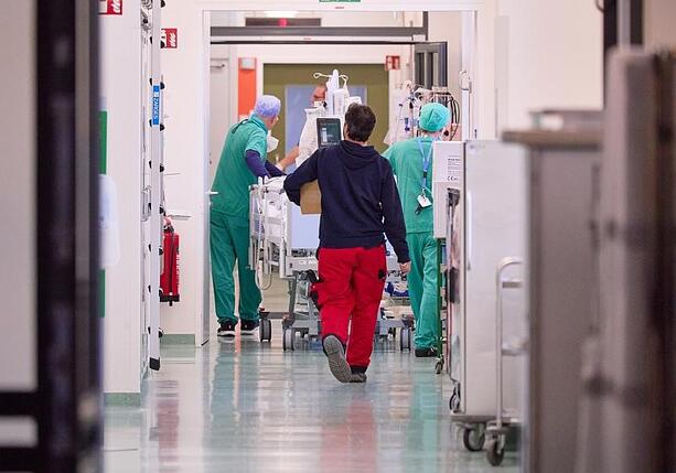 Bild vergr&ouml;&szlig;ern: Zahl der Pflegekräfte steigt: Rund 409.000 Vollkräfte in Kliniken