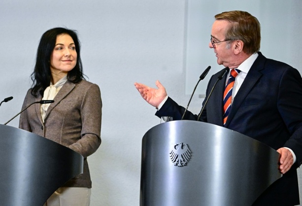 Bild vergr&ouml;&szlig;ern: Reiche und Pistorius beraten mit Verteidigungsindustrie über Produktionsausbau