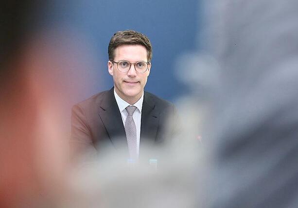 Bild vergr&ouml;&szlig;ern: Alice Schwarzer erteilt Manuel Hagel Absolution - kein Sexismus