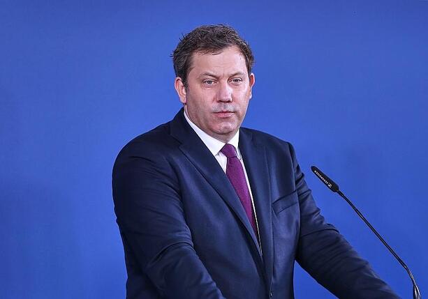 Bild vergr&ouml;&szlig;ern: Klingbeil lässt Übergewinnsteuer für Mineralölkonzerne prüfen