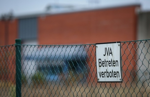 Bild vergr&ouml;&szlig;ern: Gericht: Kündigung von Justizbeamtin wegen Beziehung mit Häftling in Hessen rechtens