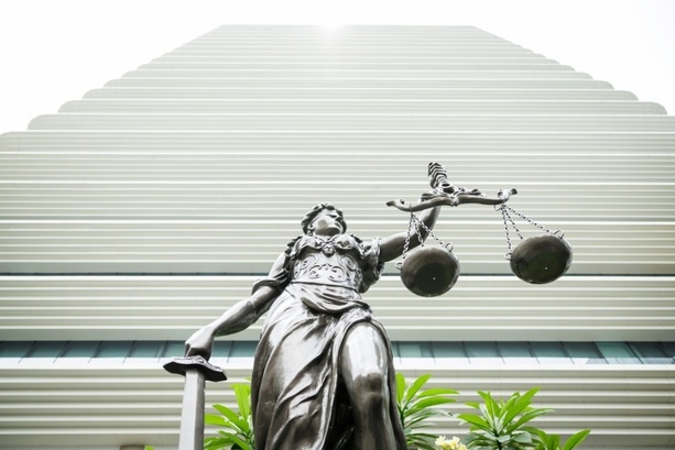 Bild vergr&ouml;&szlig;ern: 37-Jähriger soll über 70 Mal zugestochen haben: Mordanklage in Frankfurt am Main