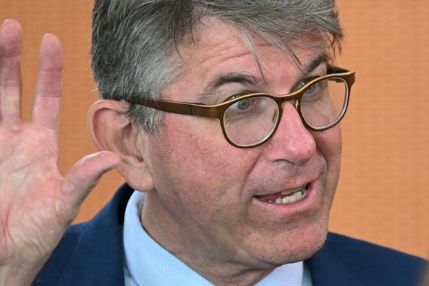 Bild vergr&ouml;&szlig;ern: Schlagabtausch zur Kulturfreiheit: Linke und Grüne gehen mit Weimer ins Gericht