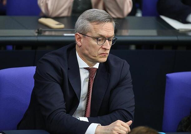 Bild vergr&ouml;&szlig;ern: Digitalminister für vorübergehende Social-Media-Altersgrenze