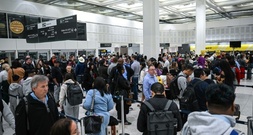 Haushaltsstreit: Trump kündigt Einsatz von ICE-Mitarbeitern an Flughäfen an