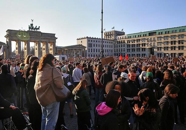Bild vergr&ouml;&szlig;ern: Tausende demonstrieren in Berlin gegen digitale Gewalt