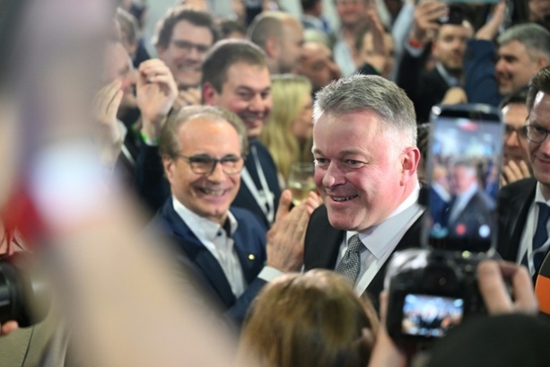 Bild vergr&ouml;&szlig;ern: Hochrechnungen: CDU gewinnt Landtagswahl in Rheinland-Pfalz deutlich vor SPD