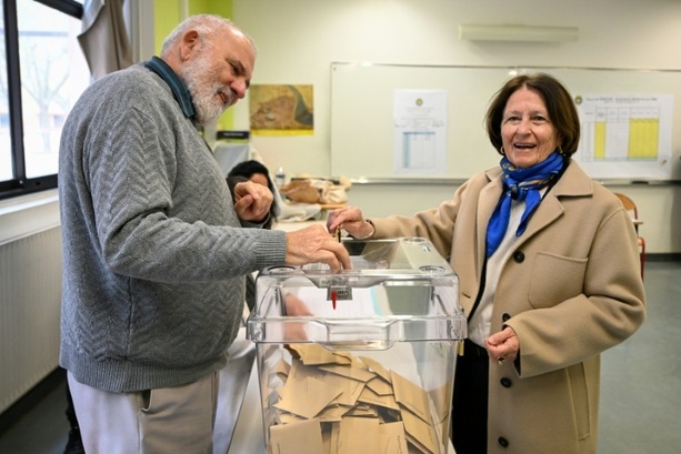 Bild vergr&ouml;&szlig;ern: Kommunalwahl in Frankreich: RN erobert 30 Städte, aber nicht Toulon