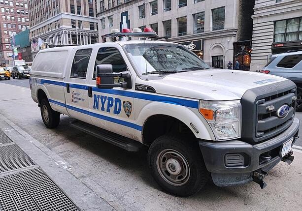 Bild vergr&ouml;&szlig;ern: Flugzeug kollidiert auf New Yorker Flughafen mit Feuerwehrfahrzeug