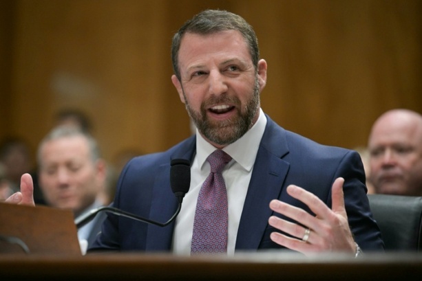 Bild vergr&ouml;&szlig;ern: Trumps neuer Heimatschutzminister Mullin legt Amtseid ab