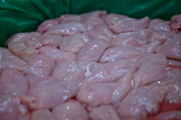 Bild vergr&ouml;&szlig;ern: Eine Tonne ungekühltes Hähnchenfleisch in Nordrhein-Westfalen beschlagnahmt