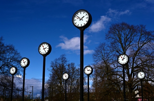 Bild vergr&ouml;&szlig;ern: Beschwerden nach Zeitumstellung: Frauen laut Umfrage deutlich häufiger betroffen