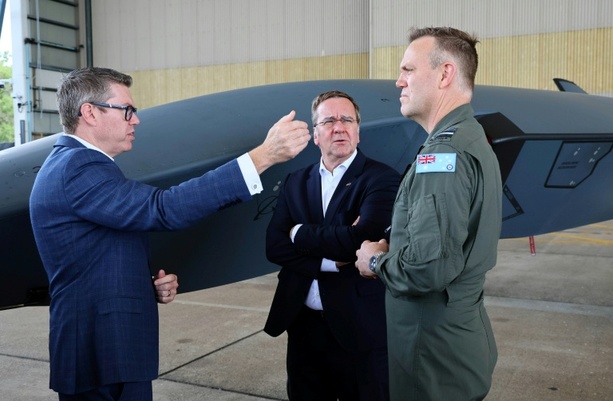 Bild vergr&ouml;&szlig;ern: Pistorius erwägt Kauf von australischen Kampfdrohnen