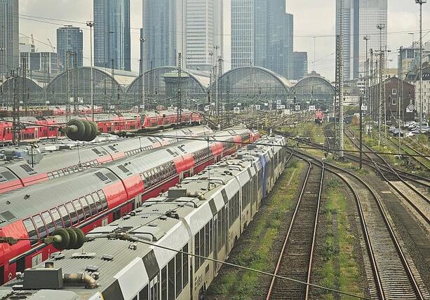 Bild vergr&ouml;&szlig;ern: Verkehrsminister: Weichen für Bahn-Neuanfang gestellt
