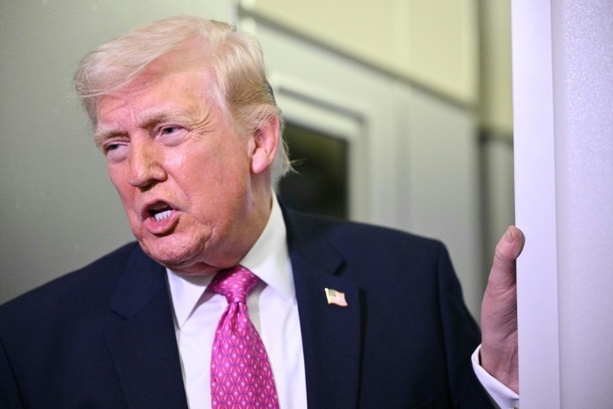 Bild vergr&ouml;&szlig;ern: Trump droht mit Vernichtung der Ölinsel Charg und aller Kraftwerke im Iran